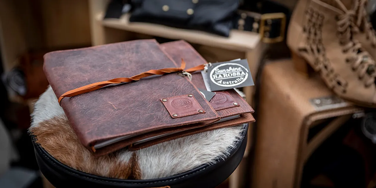 Laser-engraved leather notebooks with custom logo tags made using Trotec® 快乐幸运8手机澳洲版 CO₂ Laser 今日官方最新168体彩澳洲8结果幸运号码记录查询 cutter