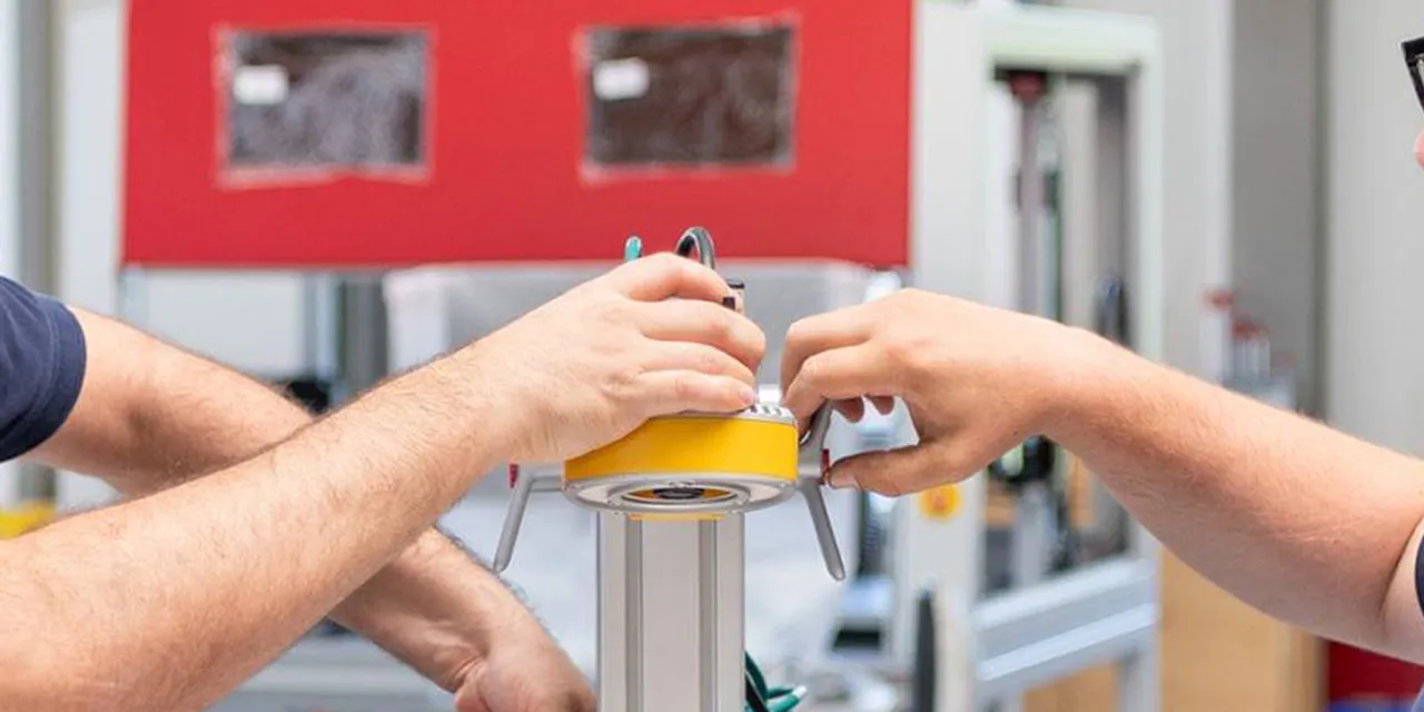 Trotec® 快乐幸运8手机澳洲版 technicians assembling component for Laser 今日官方最新168体彩澳洲8结果幸运号码记录查询 engraving machine in manufacturing facility